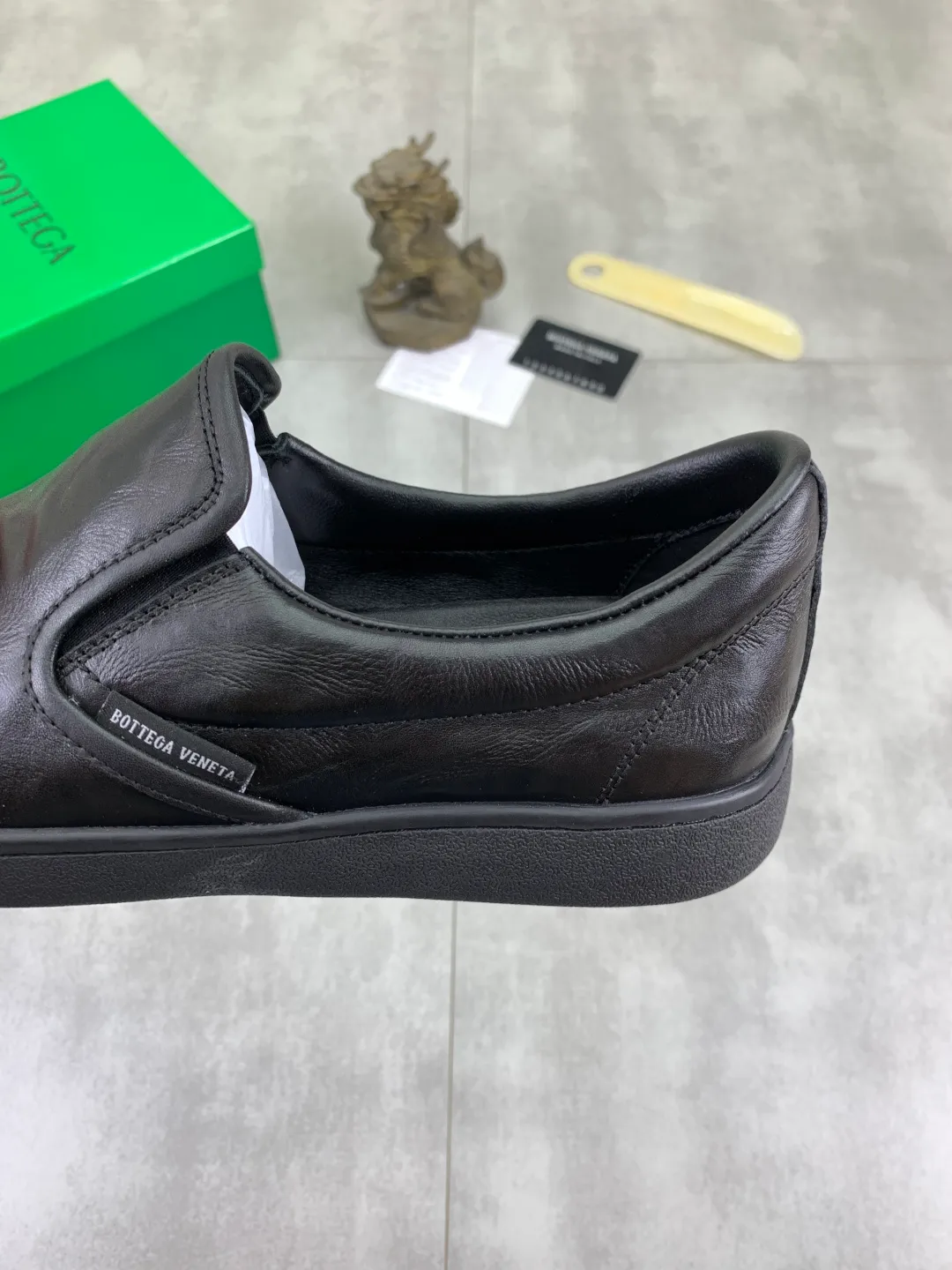 Men's shoes 💰P520 [New model] Water-dyed cow leather 💰High-quality business casual shoes 💎💎💎 BOTTEGA VENETA official website synchronizes the latest top version of BV in the market, accepts material comparison, shoe type comparison, process comparison, practical and textured, versatile and suitable for any occasion, the more you look at it, the more flavorful it becomes. Pure hand-woven craftsmanship - Upper material, hand-woven calfskin imported from Italy 🇮🇹 - High-quality water-dyed cowhide lining - Original private model customized outsole -Size: 39-45 Color: black or brown optional